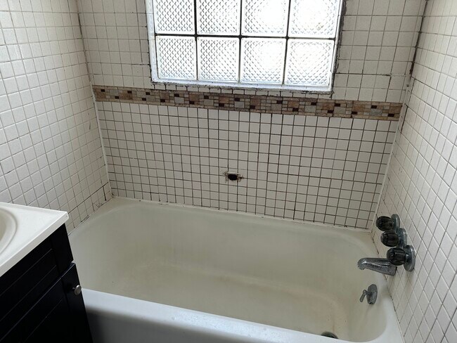 full bath 1 - 6809 NW 44th St