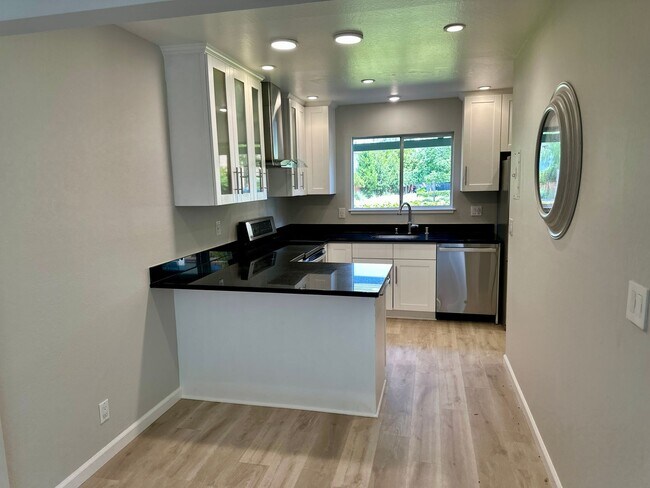 Foto del edificio - Convenient and Updated Townhouse