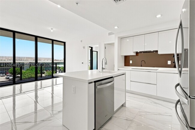 Building Photo - 302 Hallandale Ave