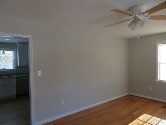 Building Photo - Colonial Heights