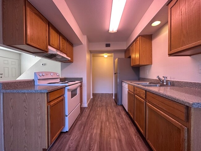 Building Photo - 4p5227 *