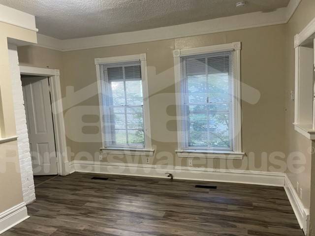 Foto del edificio - 483 Edmund Ave W