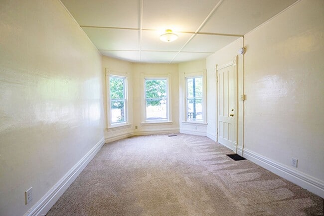 Building Photo - 713 S Beech St