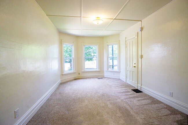Building Photo - First Floor Close To Shops and Restaurants...