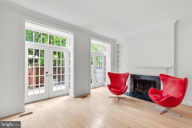 Foto del edificio - 4347 Westover Pl NW