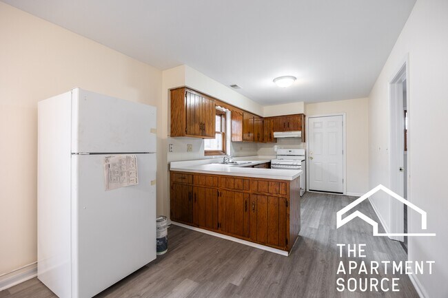 Building Photo - 6323 W Fullerton Ave