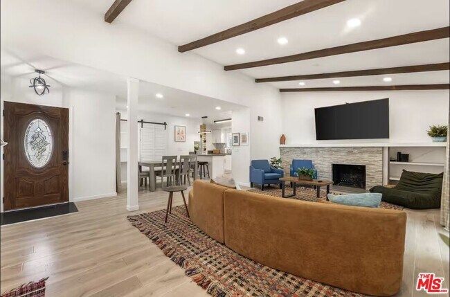 Building Photo - 5700 Vanalden Ave