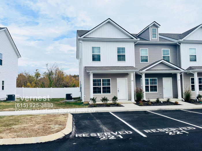 Foto principal - Modern 2BR Townhome with Prime Access and ...