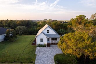 Building Photo - 395 Floridian Ave