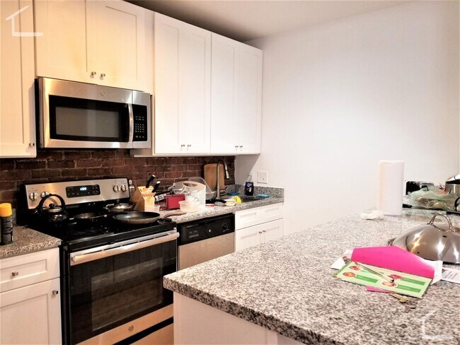 Building Photo - Huge 5 bed in a prime spot near Northeastern.