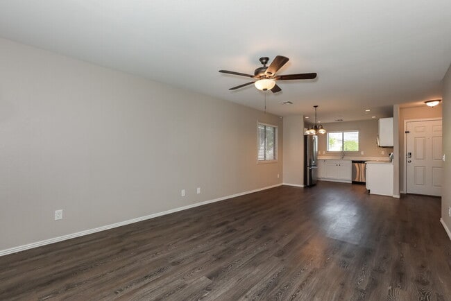 Building Photo - 1101 E Desert Rose Trail