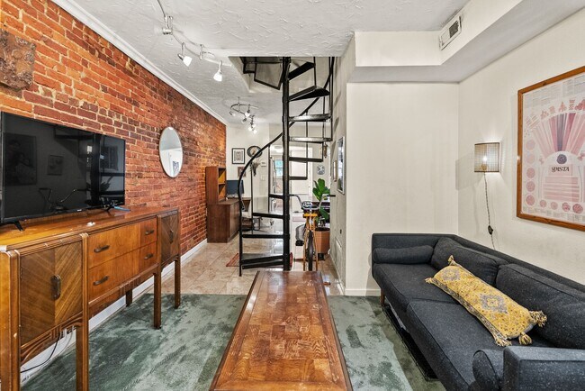 Foto del edificio - Charming Row Home | 2 Bed | 1 Bath | 950 Sf | Fenced Backyard | 2 Surface Parking Spaces