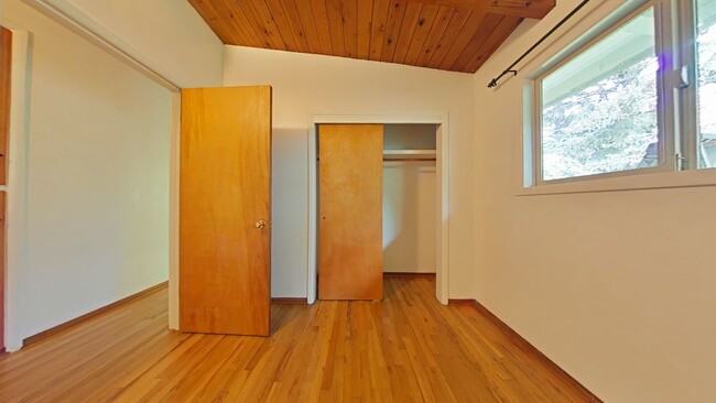 Building Photo - 3 Bedroom House ~ Close to Campus
