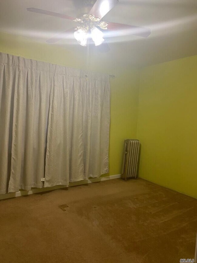 Building Photo - 51-32 Simonson St