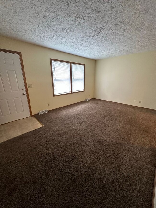 Building Photo - 3895-3905 N Meadow Ridge Dr