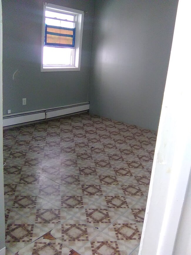 Building Photo - 573 Roosevelt Ave