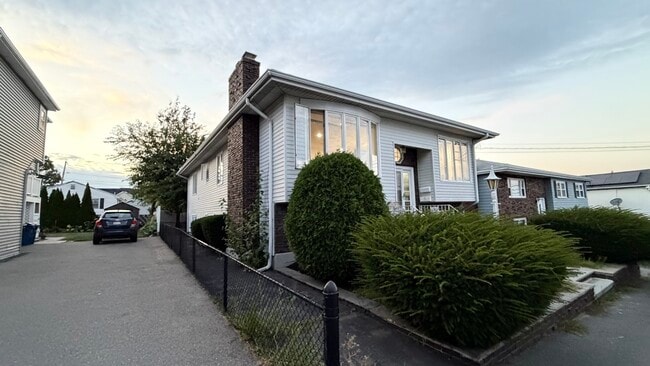 Building Photo - 122 Lantern Rd
