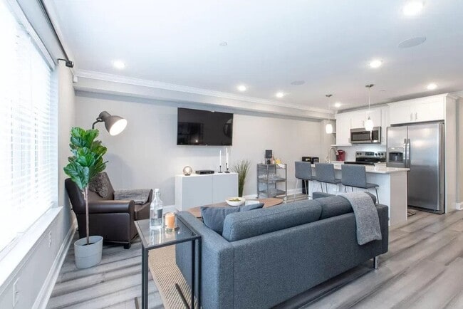 Building Photo - Spacious 2 Bed & 2 Bath Now Available in E...
