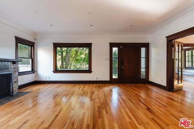 Foto del edificio - 2027 Canyon Dr