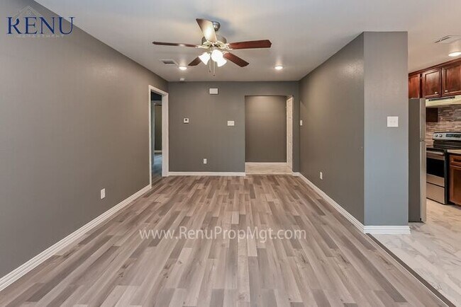 Foto del edificio - Now Available!