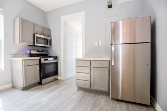 Building Photo - 3525 W Dickens Ave