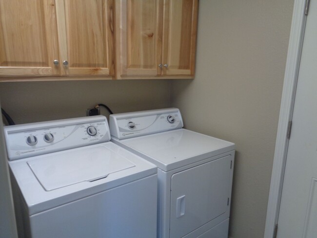 Building Photo - Charming 2 Bedroom Home!