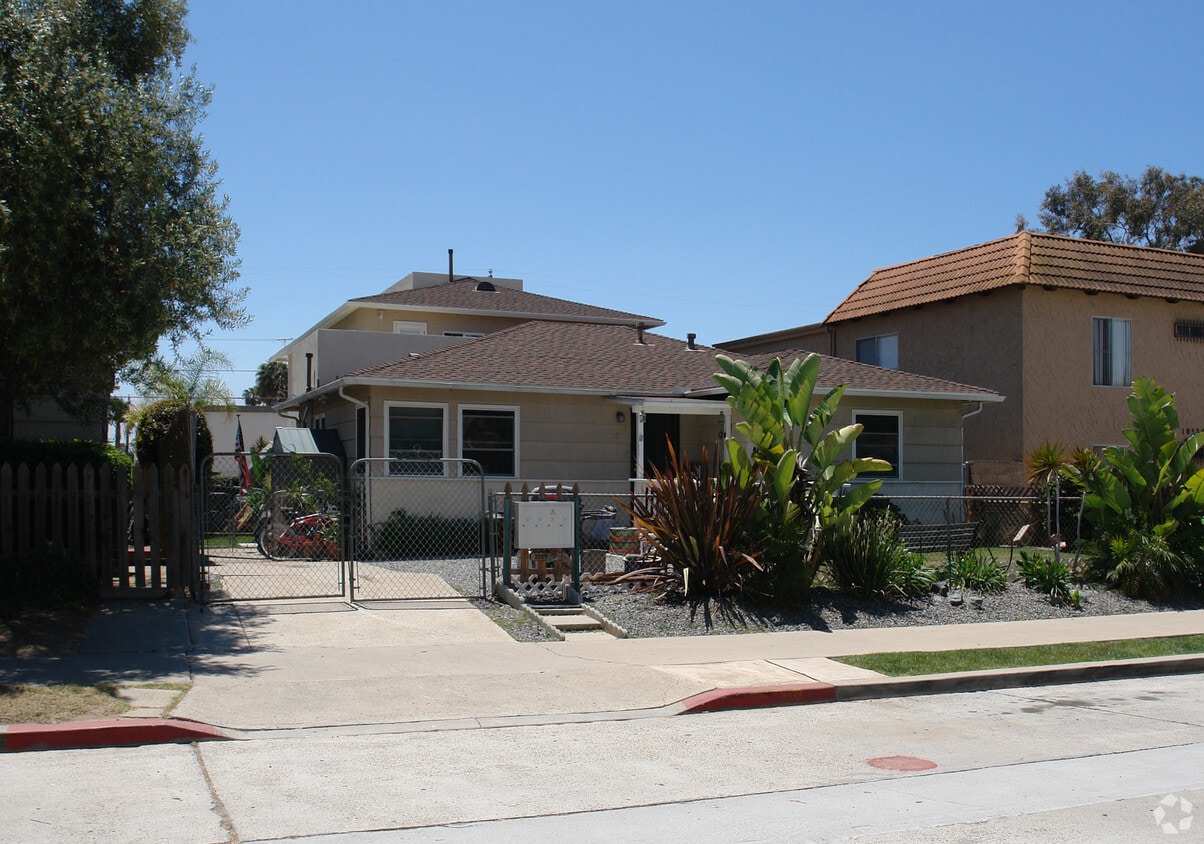Primary Photo - 1059 Sapphire St