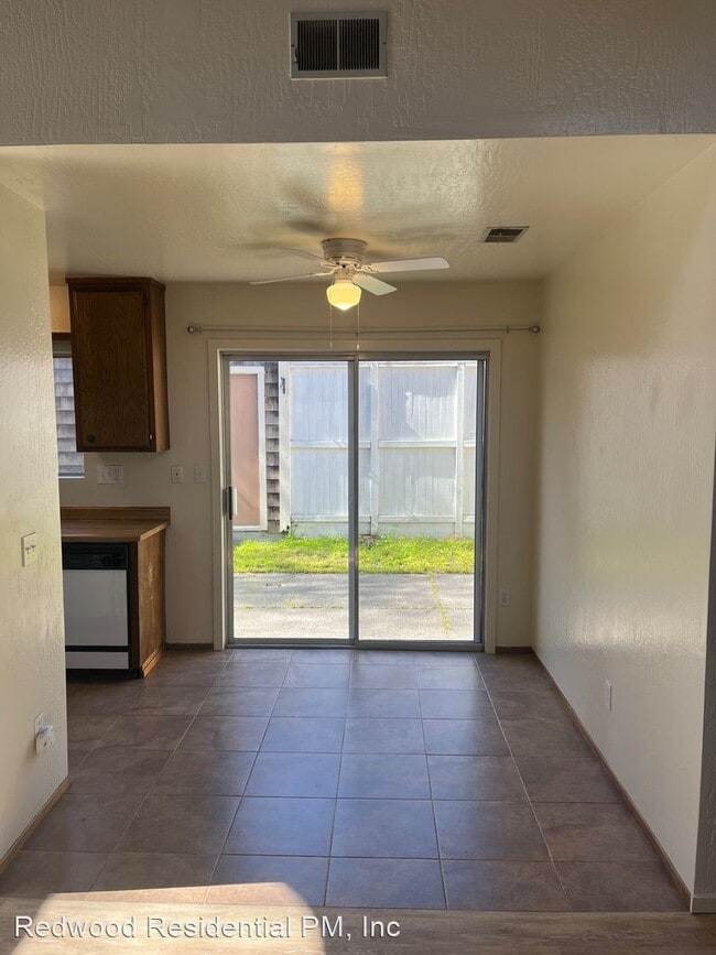 Building Photo - 2 br, 1 bath House - 2418 Lakeview Drive
