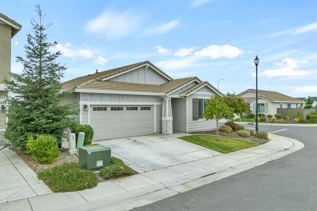 Foto del edificio - Newer Home on Large Corner Lot with Lots of Natural Light!