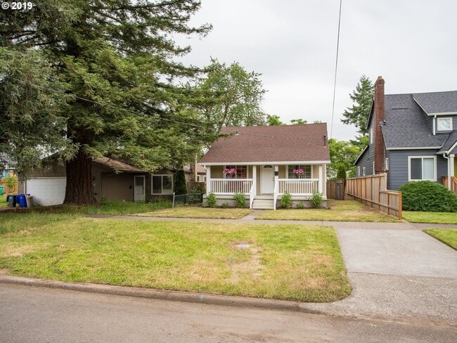 Building Photo - Great 2 Bed 2 Ba bungalow located in the P...