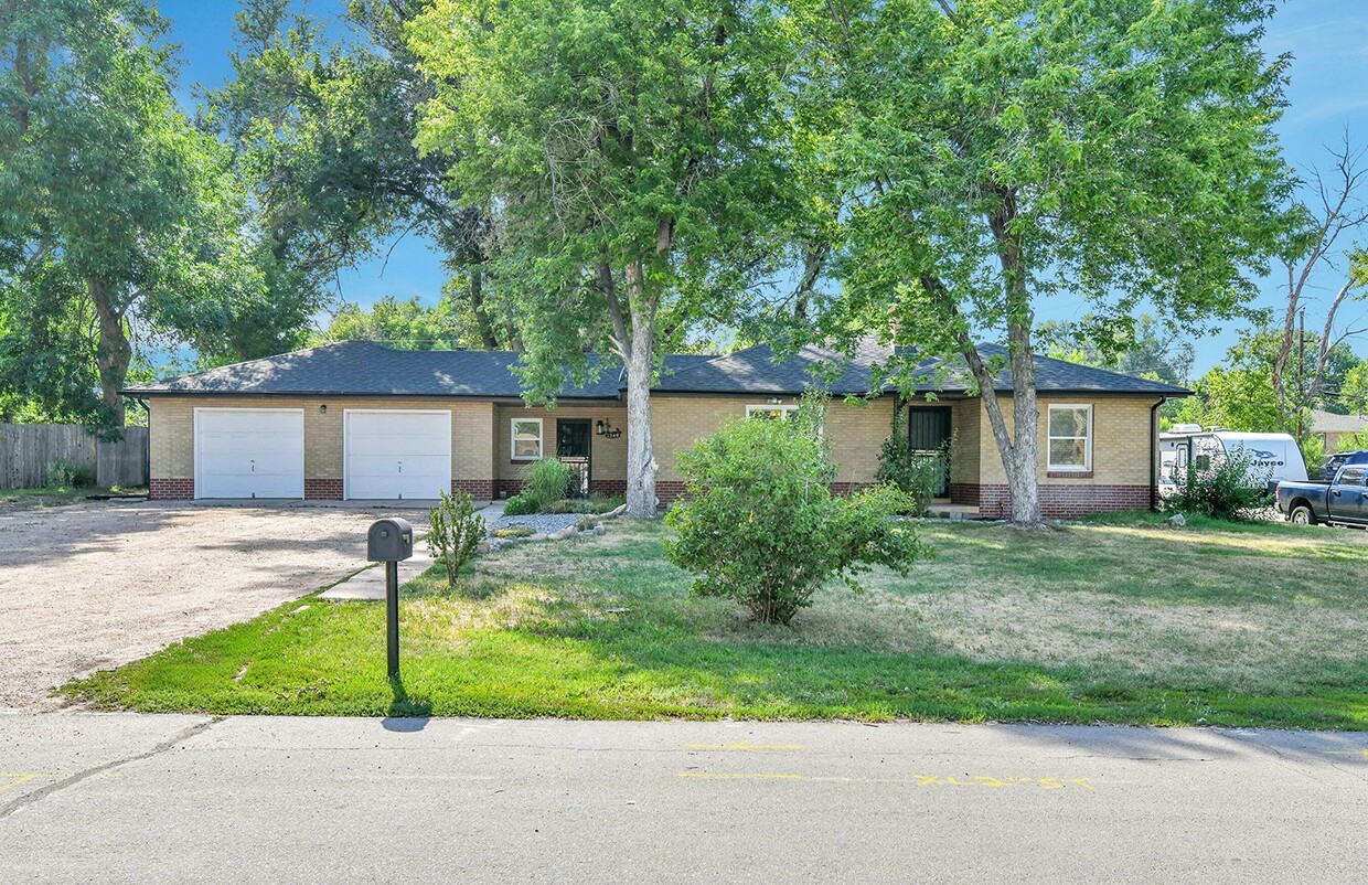 .31 acre corner lot and huge garage + upda... - .31 acre corner lot and huge garage + upda...