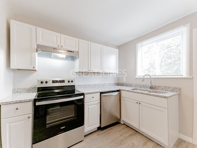 Foto del edificio - NOW OFFERING $250 OFF THE FIRST FULL MONTH...