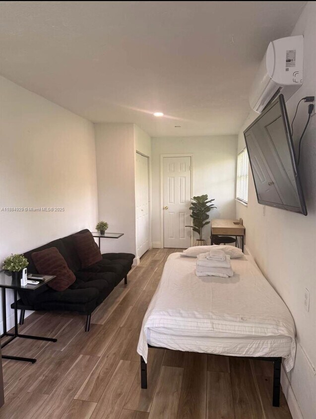 Foto principal - 7170 NW 24th Pl