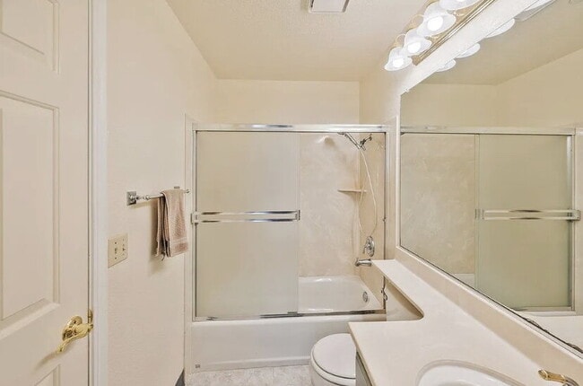 Foto del edificio - A spacious open floorplan with a living ro...