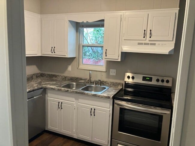 Foto del edificio - COMING SOON! Impeccably Renovated 2-Story,...
