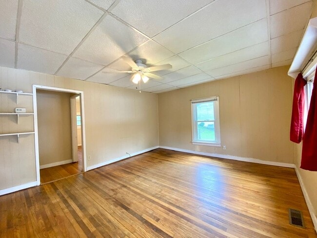 Building Photo - Cozy West Asheville Home with Fence