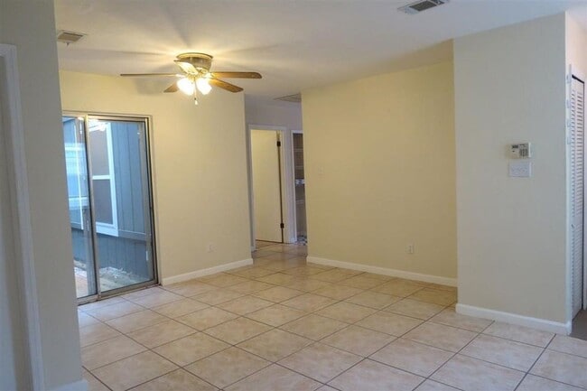 Building Photo - Awesome Townhouse with a Garage!