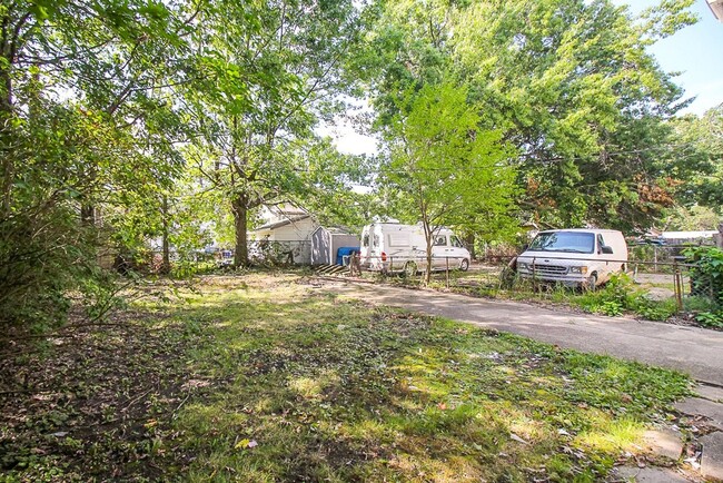 Building Photo - Four bedroom Single Family!