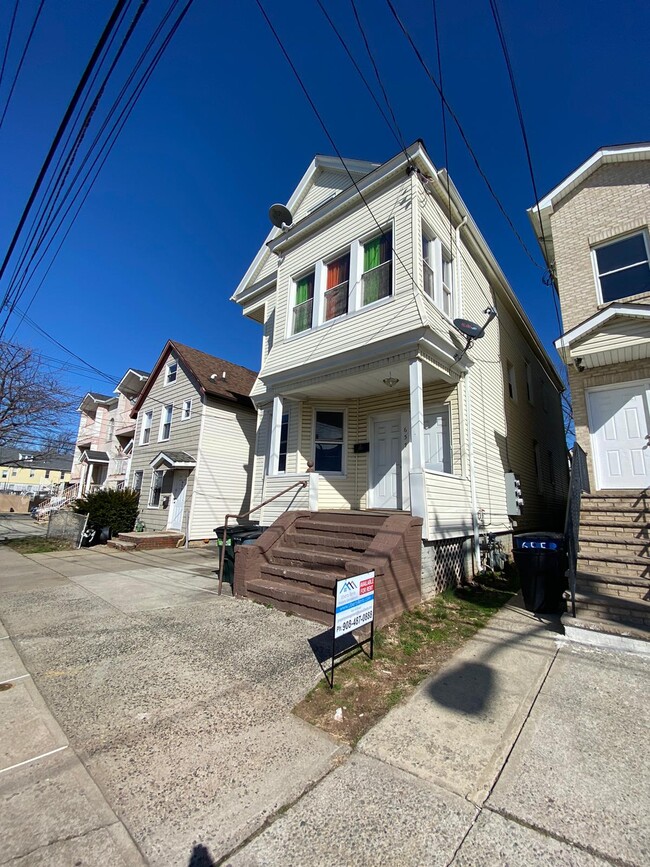 Building Photo - 657 S Park St