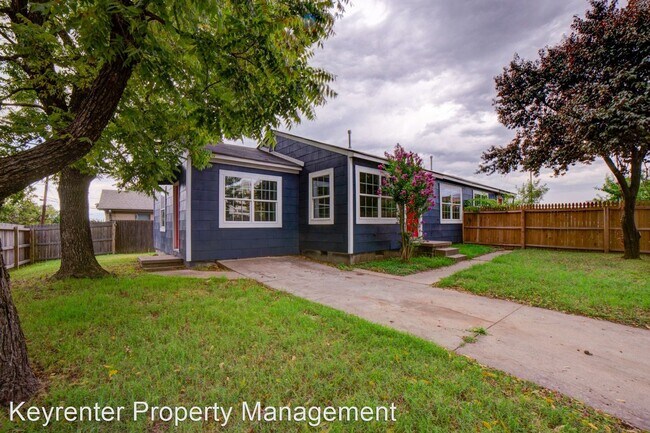 Building Photo - 1633 E 10th St