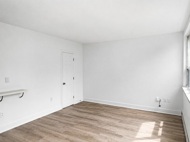 Building Photo - 140 Springhurst Ave