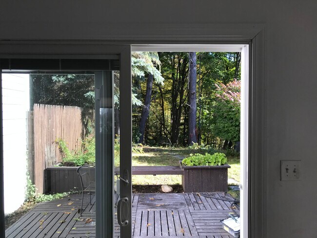 Building Photo - 41 Green Meadow Dr