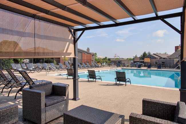 Piscina y cabaña - Keeneland Crest Apartments