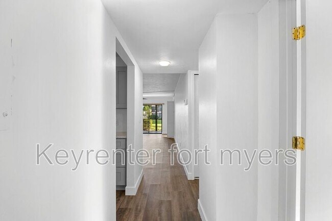 Foto del edificio - 15456 Admiralty Cir
