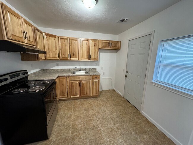Foto del edificio - 3 bedroom, 1 bath home for rent in OKC near Del City (Sunnylane and 59th).  Completely remodeled ...