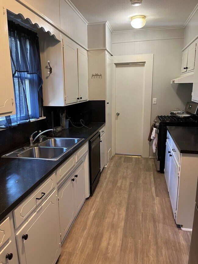 Foto del edificio - Great FULLY FURNISHED home!