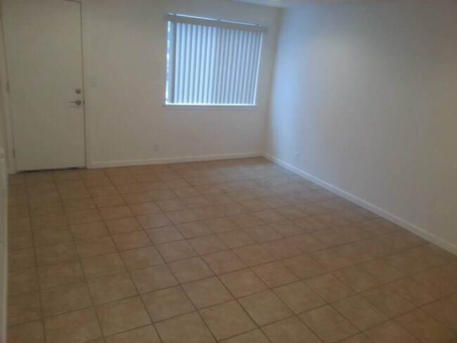 Building Photo - 1585 Distinctive Ct S