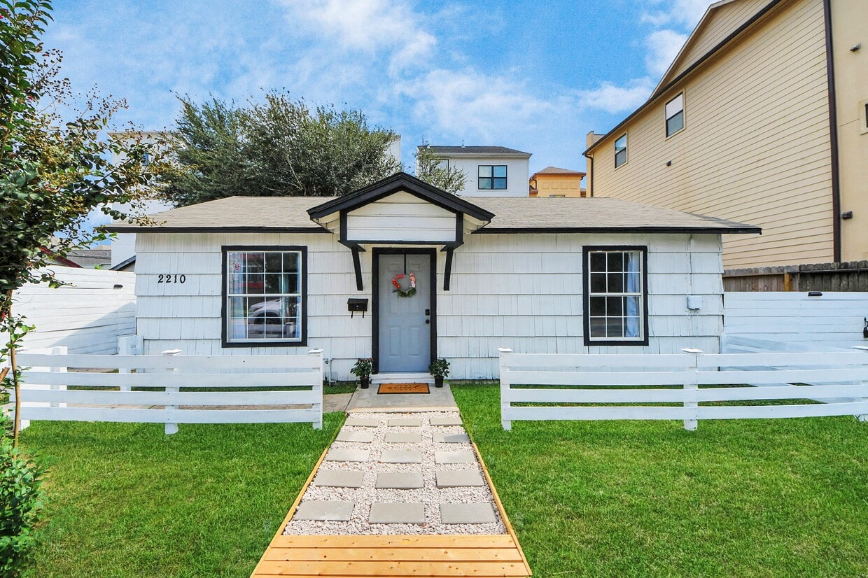 Primary Photo - 2210 Detering St