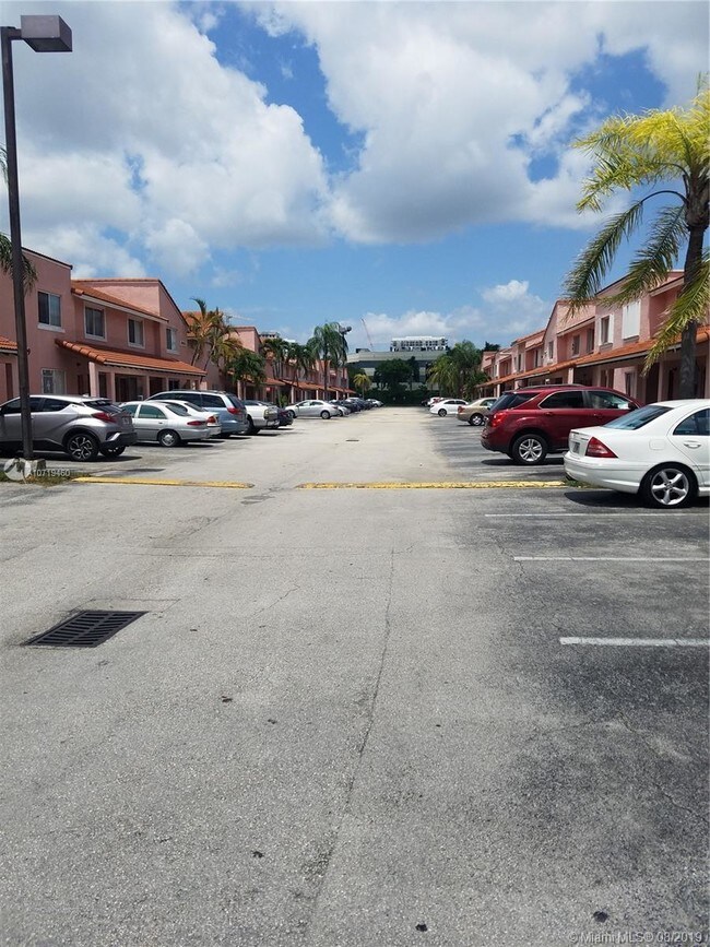 Foto del edificio - 8023 Lake Dr