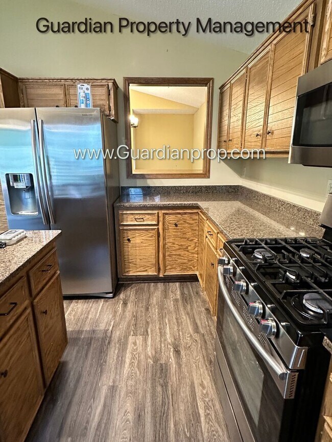 Building Photo - Eagan Single Family Home, 3 Car Garage, La...